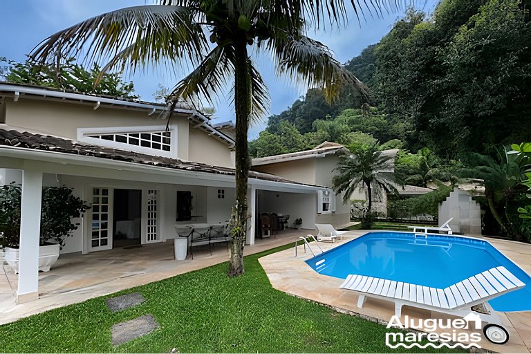 House with Private Pool 150m from Pauba Beach