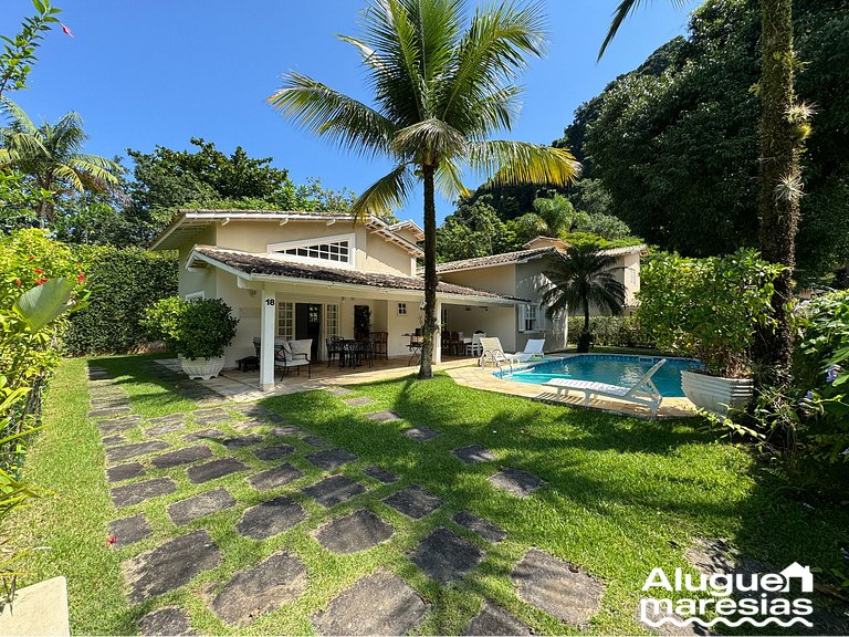House with Private Pool 150m from Pauba Beach