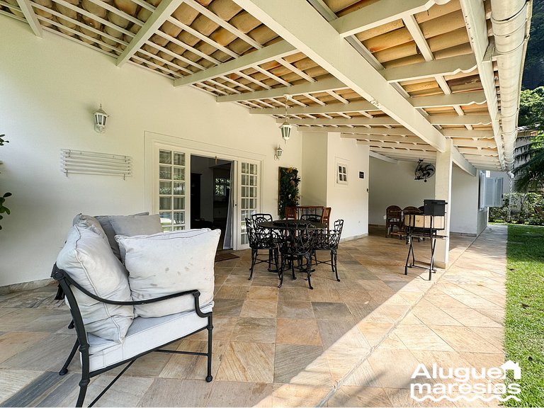 House with Private Pool 150m from Pauba Beach