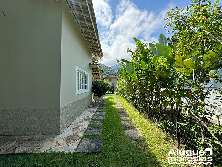 House with Private Pool 150m from Pauba Beach