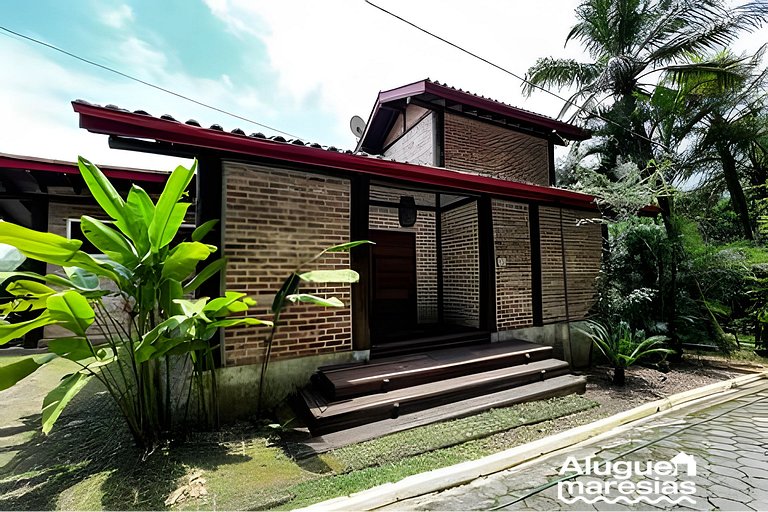 Piscina privada, 3 suites con aire acondicionado.