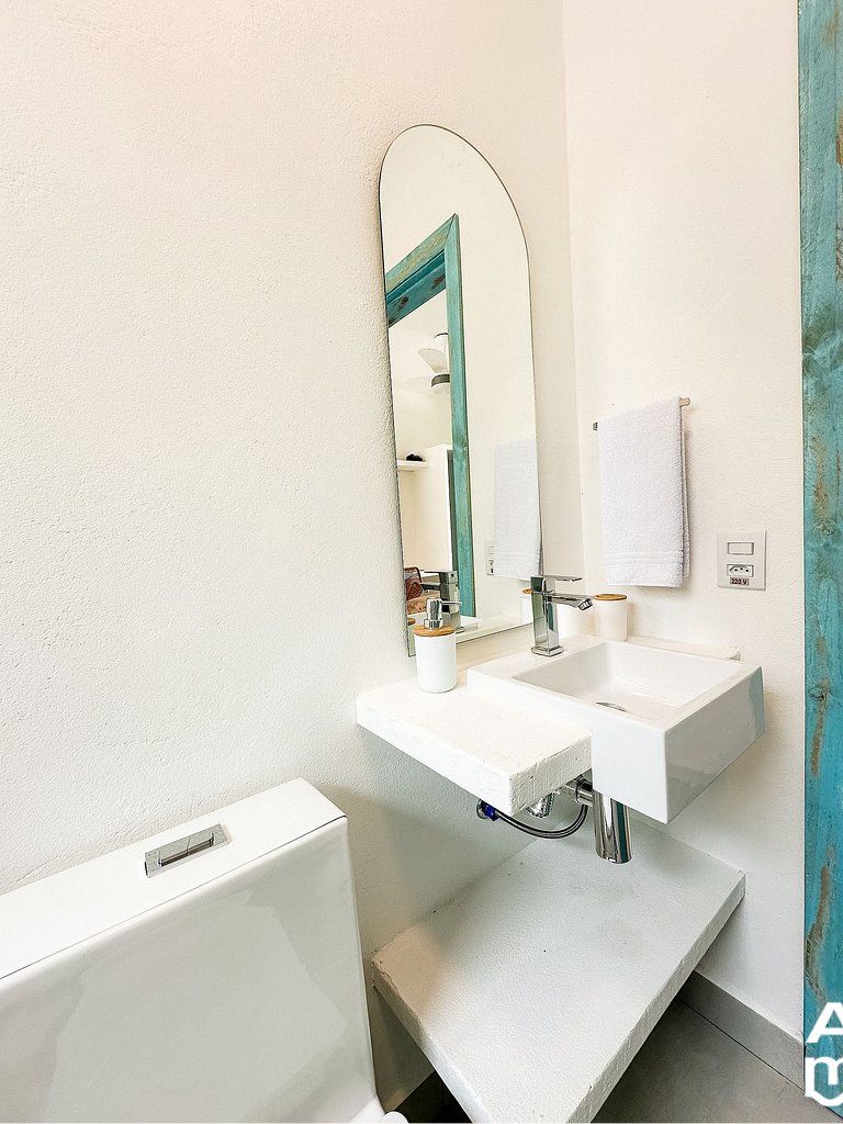 Estudio con ropa de cama y baño.