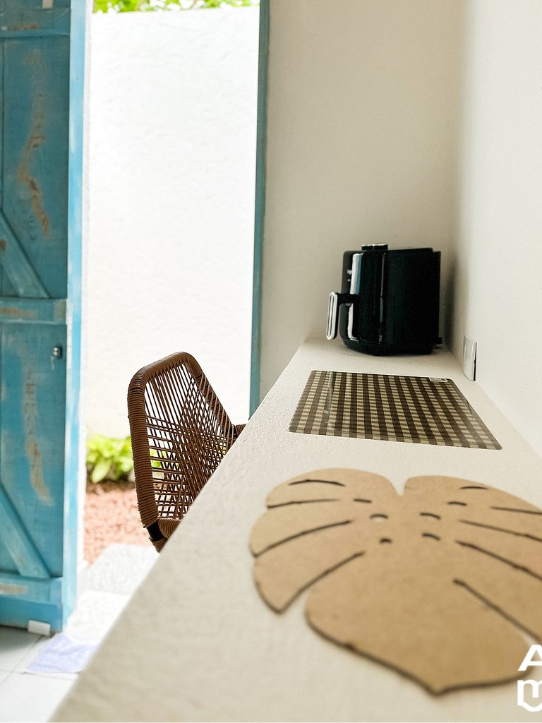 Estudio con ropa de cama y baño.