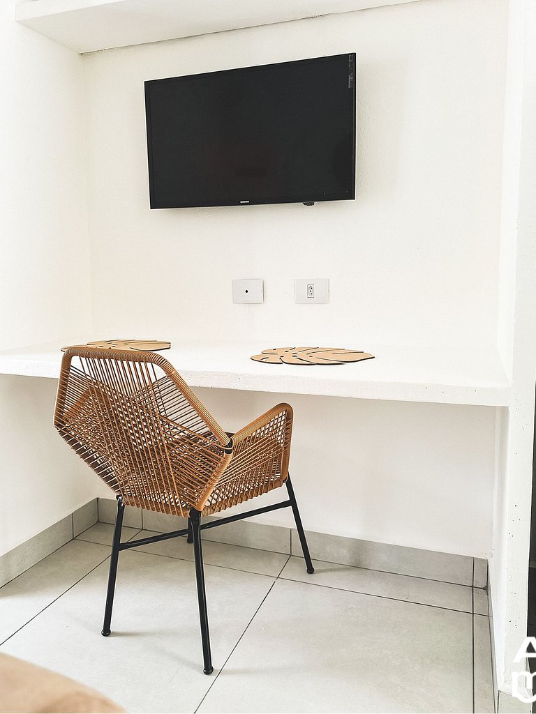 Estudio con ropa de cama y baño.