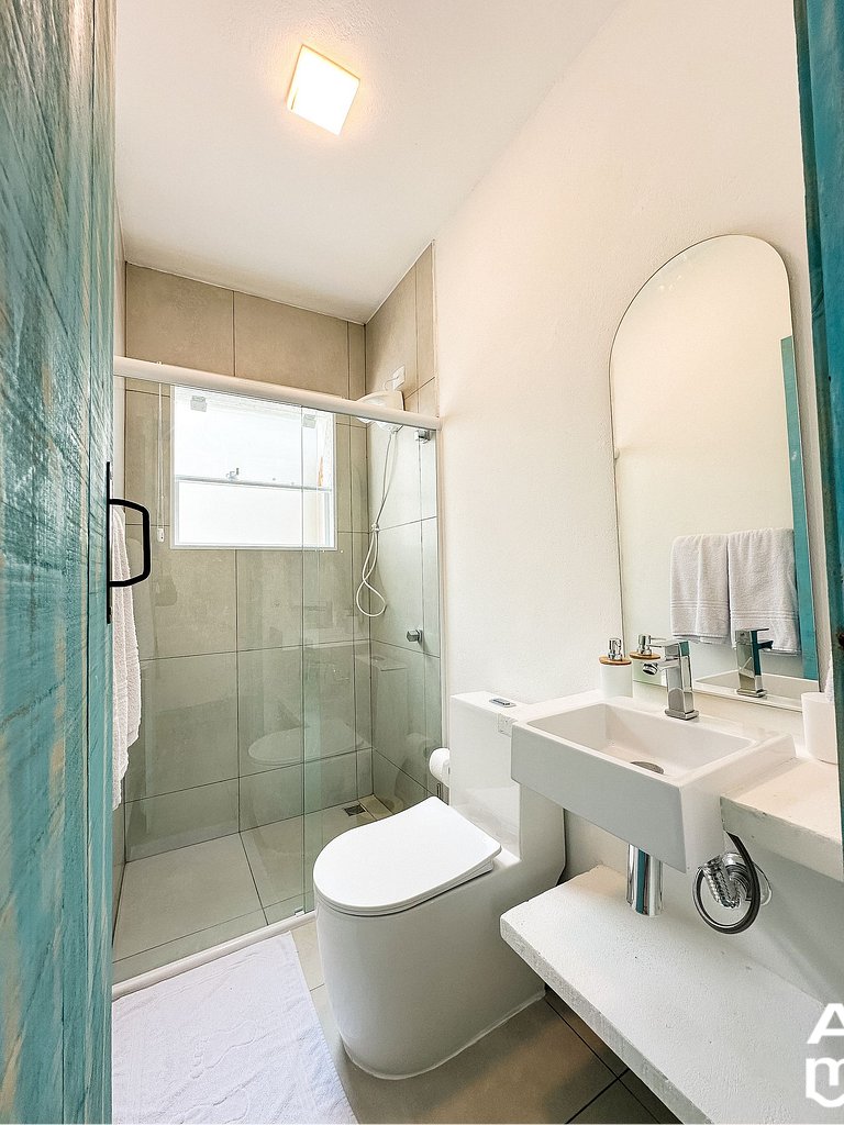 Estudio con ropa de cama y baño.