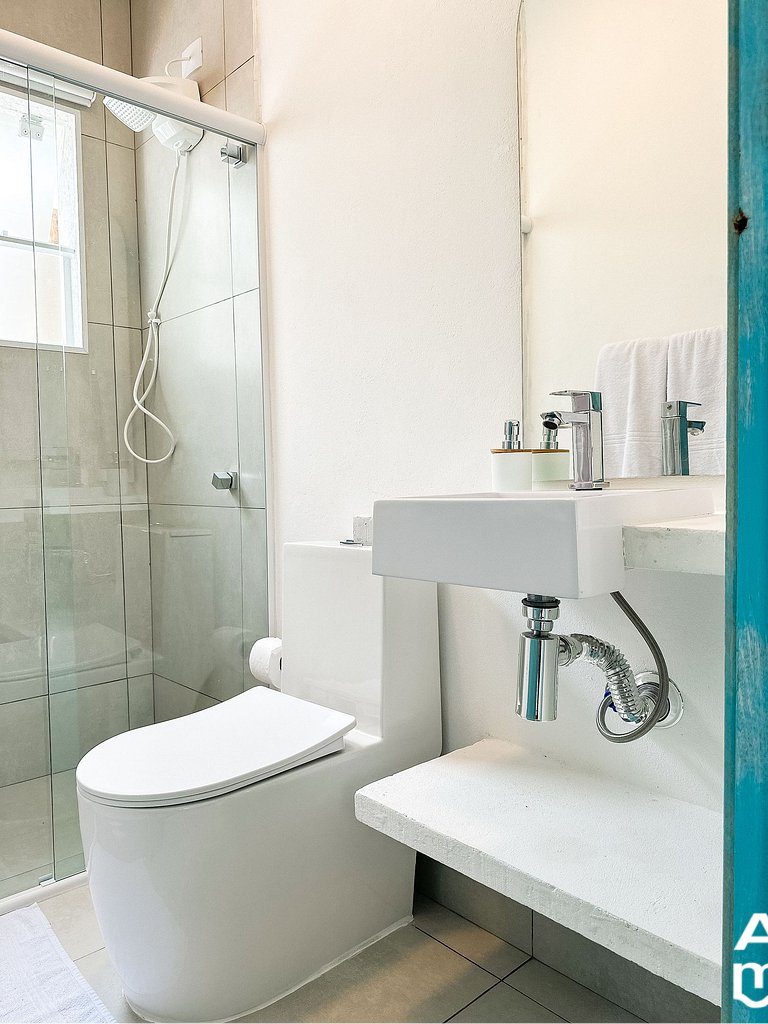 Estudio con ropa de cama y baño.