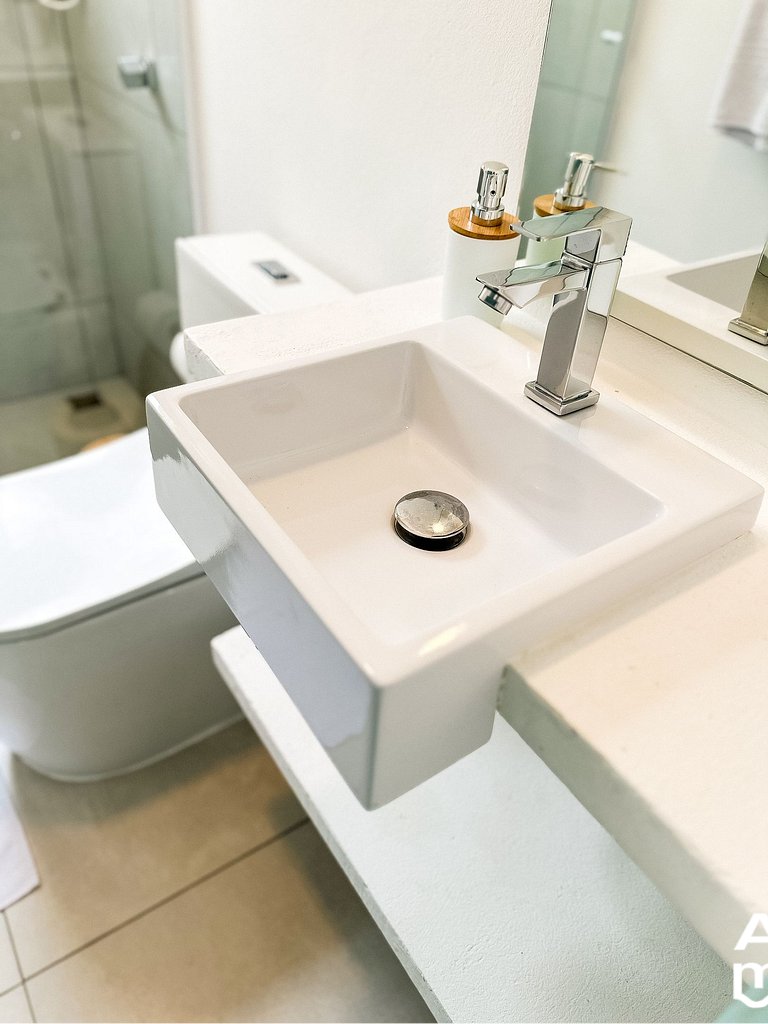 Estudio con ropa de cama y baño.
