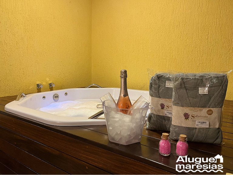 Relaxe na Jacuzzi com sais de banho á 250m da Praia